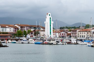 Beyaz evler, deniz feneri ve Bask kıyısındaki Saint-Jean-de-Luz limanı, güzel mimarisi, kumlu plajları, mutfağı, Fransa 'nın güneyi, Bask Bölgesi