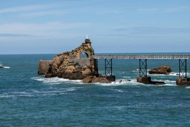 Deniz kıyılarının panoramik manzarası, uçurumlar, turistik Biarritz şehrindeki kumlu plajlar, Bask Ülkesi, Atlantik Körfezi, Fransa