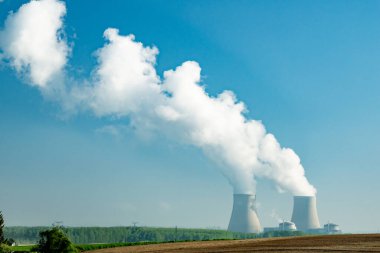 Nükleer enerji santralinin soğutma kulelerine bakın. Isı kaynağı nükleer reaktör, Fransa, Avrupa, ucuz enerji kaynağı.