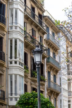 Şık şehir merkezi, San Sebastian ya da Donostia şehrinin pencere ve balkonu, İspanya 'nın kuzeyindeki Bask Ülkesi' nde turistik bir yer.