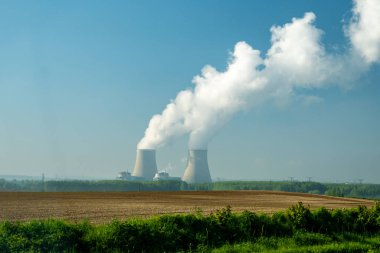 Nükleer enerji santralinin soğutma kulelerine bakın. Isı kaynağı nükleer reaktör, Fransa, Avrupa, ucuz enerji kaynağı.