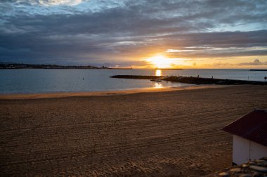 Ciboure ve Saint-Jean-de-Luz körfezi ve gün batımında Bask sahilindeki kumlu plaj, ünlü tatil beldeleri, güzel mimari, doğa ve mutfağı, Güney Fransa, Bask Bölgesi