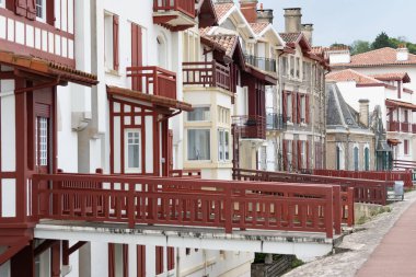 Bask kıyısındaki Saint-Jean-de-Luz balıkçı limanı, güzel mimarisi, kumlu plajları, mutfağı, Güney Fransa 'nın mutfağı, Bask Bölgesi' ndeki ünlü tatil köyü.