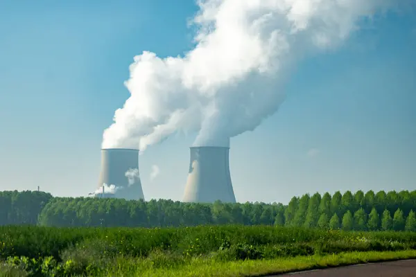 Nükleer enerji santralinin soğutma kulelerine bakın. Isı kaynağı nükleer reaktör, Fransa, Avrupa, ucuz enerji kaynağı.