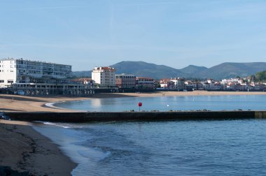 Bask kıyısındaki Saint Jean de Luz kasabasının beyaz evleri ve villaları, güzel mimari, doğa ve mutfağıyla tanınan ünlü tatil beldesi, Güney Fransa, Bask Ülkesi