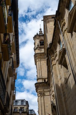 Şık şehir merkezi, San Sebastian ya da Donostia şehrinin pencere ve balkonu, İspanya 'nın kuzeyindeki Bask Ülkesi' nde turistik bir yer.