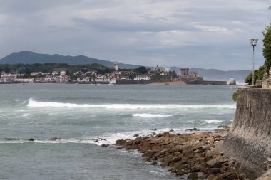 Bask kıyısındaki Ciboure ve Socoa balıkçı limanları, güzel mimarisi, kumlu plajları, mutfağı, Güney Fransa, Bask Ülkesi 'ndeki ünlü tatil beldeleri.