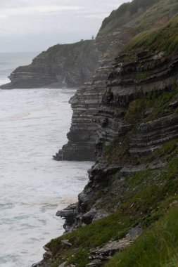 Bask kıyısındaki Saint-Jean-de-Luz balıkçı limanı manzarası, güzel mimarisi, kumlu plajları, mutfağı, Santa Barbara kayaları, Güney Fransa, Bask Bölgesi