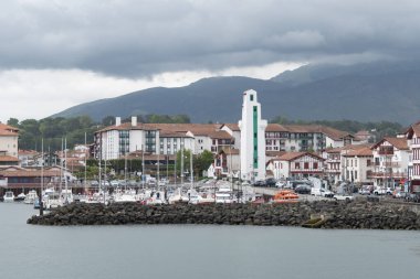 Beyaz evler, deniz feneri ve Bask kıyısındaki Saint-Jean-de-Luz limanı, güzel mimarisi, kumlu plajları, mutfağı, Fransa 'nın güneyi, Bask Bölgesi