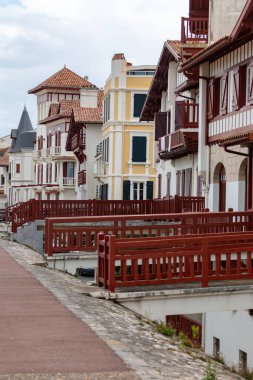 Bask kıyısındaki Saint-Jean-de-Luz balıkçı limanı, güzel mimarisi, kumlu plajları, mutfağı, Güney Fransa 'nın mutfağı, Bask Bölgesi' ndeki ünlü tatil köyü.