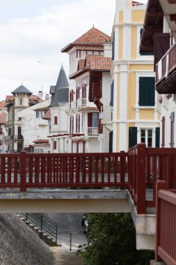 Bask kıyısındaki Saint-Jean-de-Luz balıkçı limanı, güzel mimarisi, kumlu plajları, mutfağı, Güney Fransa 'nın mutfağı, Bask Bölgesi' ndeki ünlü tatil köyü.