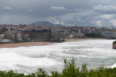 Kayalıklardan, evlerden, turistik Biarritz şehrinin kumlu plajlarından, Bask ülkesinden, Atlantik Okyanusu Körfezi 'nden, Fransa' dan panoramik manzara
