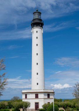 Biarritz 'in beyaz deniz feneri turistik Biarritz şehrinde, Bask Ülkesi' nde, Biscay Körfezi Atlantik Okyanusu 'nda, Fransa' da