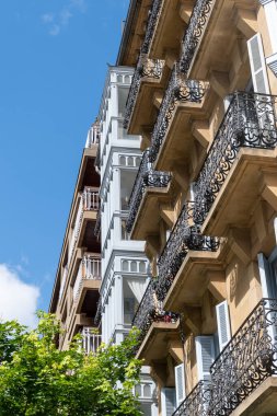 Şık şehir merkezi, San Sebastian ya da Donostia şehrinin pencere ve balkonu, İspanya 'nın kuzeyindeki Bask Ülkesi' nde turistik bir yer.