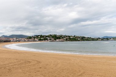 Bask kıyısındaki Saint-Jean-de-Luz ve Ciboure balıkçı limanlarının manzarası, ünlü tatil beldeleri, güzel mimari, kumlu plajlar, mutfak, Güney Fransa, Bask Bölgesi