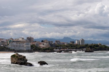 Kayalıklardan, evlerden, turistik Biarritz şehrinin kumlu plajlarından, Bask ülkesinden, Atlantik Okyanusu Körfezi 'nden, Fransa' dan panoramik manzara