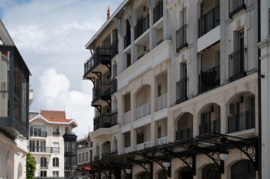 Güneşli Arcachon 'da yürümek, Atlantik kıyısındaki tatil beldesi güzel parklar, villalar, sokaklar ve kumlu plajlar ve çam ağaçları, Fransa