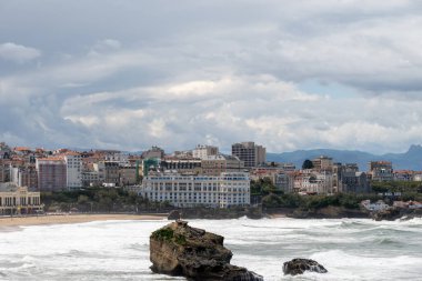 Kayalıklardan, evlerden, turistik Biarritz şehrinin kumlu plajlarından, Bask ülkesinden, Atlantik Okyanusu Körfezi 'nden, Fransa' dan panoramik manzara