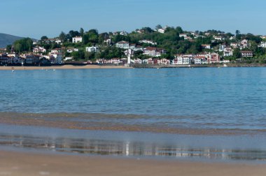 Bask kıyısındaki Cibourne 'un beyaz evleri ve villaları, güzel mimari, doğa ve mutfağıyla tanınan ünlü tatil beldesi, Güney Fransa, Bask Ülkesi.