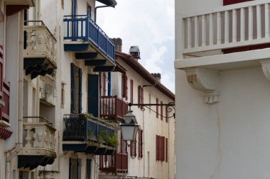 Bask kıyısındaki Saint-Jean-de-Luz balıkçı limanı, güzel mimarisi, kumlu plajları, mutfağı, Güney Fransa 'nın mutfağı, Bask Bölgesi' ndeki ünlü tatil köyü.