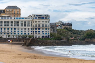 Grand Plage 'dan kayalar, evler, Biarritz şehrinin kumlu plajları, Bask Ülkesi, Atlantik Okyanusu Körfezi, Fransa, Biarritz' deki fırtına üzerine panoramik manzara