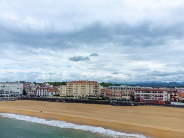 Ciboure ve Saint Jean de Luz kasabaları körfezi, liman, Bask kıyısında kumlu plaj, güzel mimari, doğa ve mutfak, Güney Fransa, Bask Ülkesi