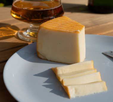 Aziz Paulin kremalı, yumuşak Fransız peyniri. Pastörize inek sütünden yapılmış. Trappist keşişler tarafından hazırlanmış.