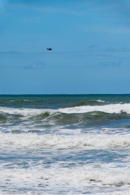 Grand Plage 'dan kayalar, evler, Biarritz şehrinin kumlu plajları, Bask Ülkesi, Atlantik Okyanusu Körfezi, Fransa, Biarritz' deki fırtına üzerine panoramik manzara