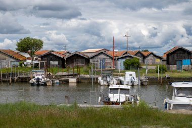 Fransa 'da seyahat, Gujan-Mestras köyünde eski ahşap kulübeler ve istiridye çiftlikleri, taze istiridye kabukları, Arcachon körfezi, Atlantik okyanusu, Fransa, turist durağı ekimi, balıkçılık ve satışı