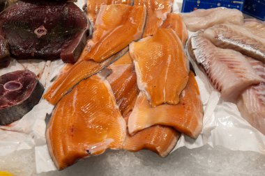 Gökkuşağı alabalığından taze fileto haftalık balık pazarında buzda balık.