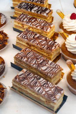 Fransız milföy keki, vanilya ya da muhallebi dilimi, Fransız pastanesinde kremalı Napolyon böreği.