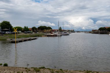 Fransa 'da seyahat, Gujan-Mestras köyünde eski ahşap kulübeler ve istiridye çiftlikleri, taze istiridye kabukları, Arcachon körfezi, Atlantik okyanusu, Fransa, turist durağı ekimi, balıkçılık ve satışı