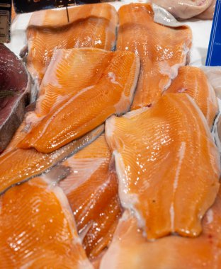 Gökkuşağı alabalığından taze fileto haftalık balık pazarında buzda balık.