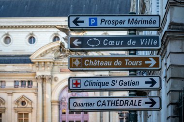 Coty of Tours sokak manzarası, Central Loire Vadisi 'ndeki şehir, Fransa' nın Loire Vadisi 'ndeki kaleleri ziyaret ediyor.