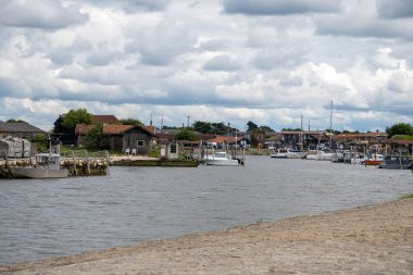 Fransa 'da seyahat, Gujan-Mestras köyünde eski ahşap kulübeler ve istiridye çiftlikleri, taze istiridye kabukları, Arcachon körfezi, Atlantik okyanusu, Fransa, turist durağı ekimi, balıkçılık ve satışı