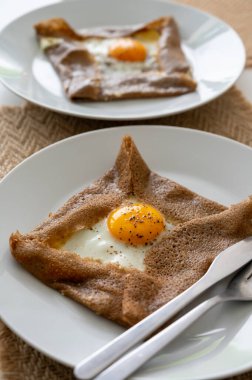 Brittany 'den karabuğday unundan yapılmış Galettes krepleri ve tuzlu malzemelerle servis edilen eritilmiş peynir ve yumurtalar.