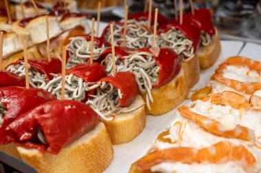 Bask ülkesinin tipik aperatifleri, çeşitli pinholar veya pinkholar fırın fırın fırın, ekmek, ançüez, karides salatası, peynir San Sebastian veya Bilbao, İspanya 'da barlarda servis edilir.