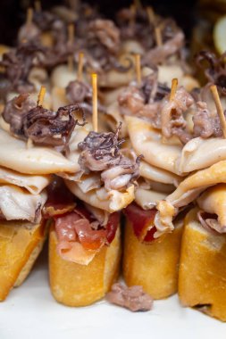 Bask ülkesinin tipik aperatifleri, küçük ekmek parçaları, balık, deniz ürünü, San Sebastian 'da veya İspanya' da Bilbao 'da servis edilen tatlı yeşil biberli pinkholar ya da pinktolar.