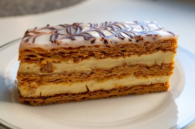 Fransız milföy keki, vanilya ya da muhallebi dilimi, Fransız pastanesinde kremalı Napolyon böreği.