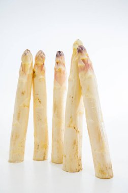 Yeni sezon, taze çiğ beyaz kuşkonmaz sebzeler büyük boy, olgun ve lezzetli.