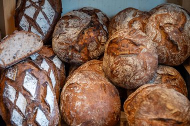 Bordeaux 'da Fransız esnaf fırını, taze fırında çavdar ve buğday ekmeği ve baget, Fransa, Fransız yemeği.