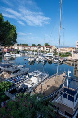 Fransız Rivierası, seyahat ve yaz tatilleri, Fransa 'nın güneyindeki Grimaud, Var, Provence Limanı' ndaki evler, çatılar, kanallar ve tekneler manzaralı.