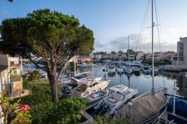 Fransız Rivierası, seyahat ve yaz tatilleri, Fransa 'nın güneyindeki Grimaud, Var, Provence Limanı' ndaki evler, çatılar, kanallar ve tekneler manzaralı.