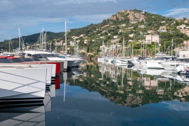 Fransa 'nın güneyinde Fransız Rivierası yakınlarındaki Port de la Rague' de yat gezisi, Akdeniz 'de yaz tatili.