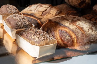 Bordeaux 'da Fransız esnaf fırını, taze fırında çavdar ve buğday ekmeği ve baget, Fransa, Fransız yemeği.