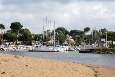 Fransa 'da seyahat, Port de la Hume, Gujan-Mestras köyünde eski ahşap kulübeler ve istiridye çiftlikleri, taze istiridye kabukları yetiştirme, balıkçılık ve satışı, Arcachon körfezi, Atlantik okyanusu, Fransa, turist durağı.