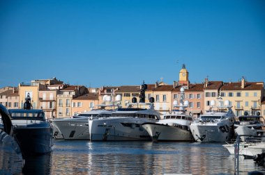 Saint-Tropez 'in eski limanı Fransız Rivierası' ndaki ünlü turistik köy, büyük yat tekneleri ve renkli evleri olan yaz tatili, Fransa