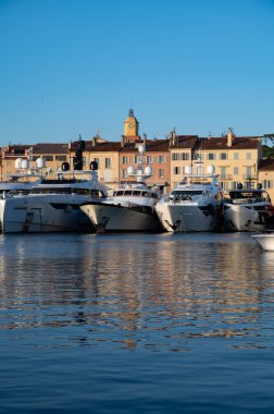 Saint-Tropez 'in eski limanı Fransız Rivierası' ndaki ünlü turistik köy, büyük yat tekneleri ve renkli evleri olan yaz tatili, Fransa