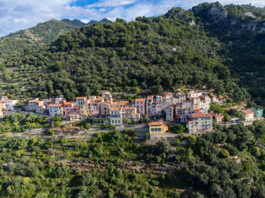 İtalyan Rivierası 'ndaki hava manzarası ve San Remo yakınlarındaki Ventimiglia, Grimaldi köyündeki Fransız-İtalyan sınırından gelen dağlar yukarıdan panoramik manzara.