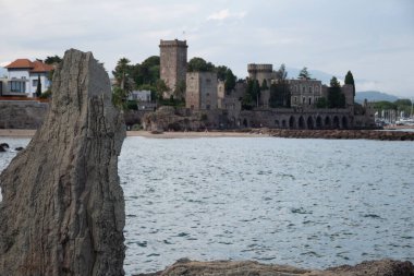 Yazın Fransa 'nın Fransız Rivierası, Cannes yakınlarındaki Mandelieu-la-napoule' da taşlı, hangarlı, şatolu sahil şeridi